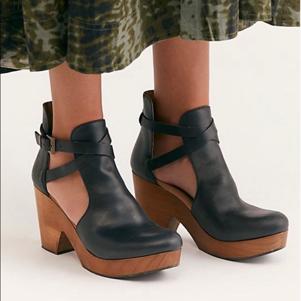 Free People Black Leather Cedar Clog Size 7